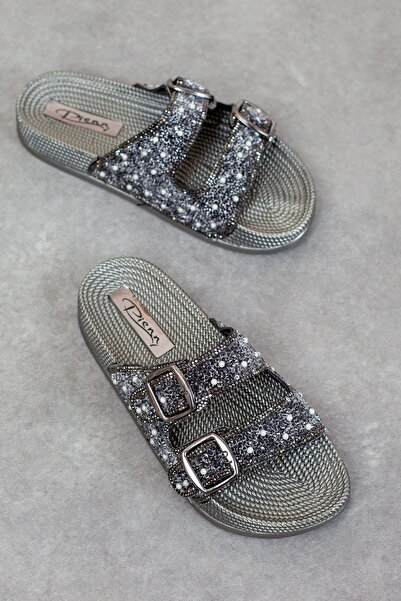 Hacıoğlu Ayakkabı Γυναικείες φλατ παντόφλες Pienn με διπλή πόρπη και πέτρα