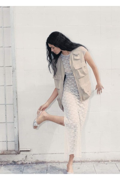 MANGO Woman Detailní kovové sandály na klínku s přezkou