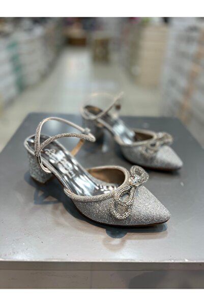 Hacıoğlu Ayakkabı Κομψά ασημί παπούτσια βραδινού φορέματος με χαμηλό τακούνι