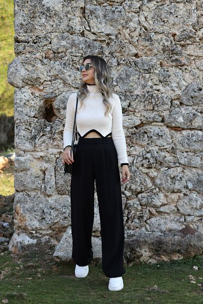 bytugcekaya Pulover negru crem cu gât - Design detaliat