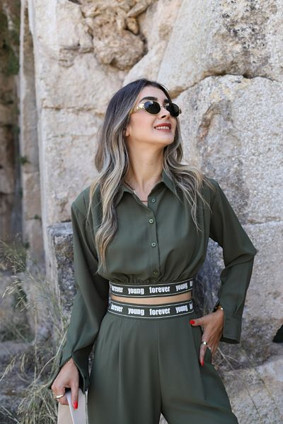 bytugcekaya Khaki Mix-it - Σετ Crop πουκάμισο με γραφή μέσης