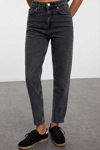 Trendyol Collection Czarne jeansy Mom z wysokim stanem TWOSS23JE00067
