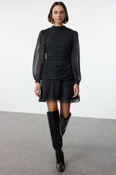 Trendyol Collection Sukienka mini z szyfonu ze stójką i dekoltem w kształcie litery A - w kropki i drapowana, podszyta na zimę Twoaw25El00259