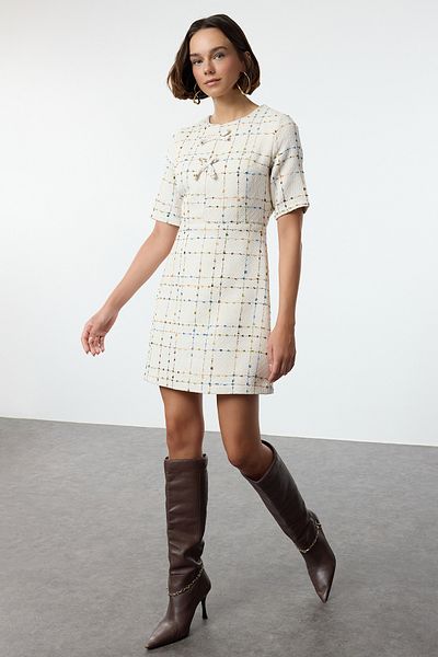Trendyol Collection A-Linien-Minikleid aus Tweed - Ecru mit Karomuster und Schleifendetail Twoaw25el00186