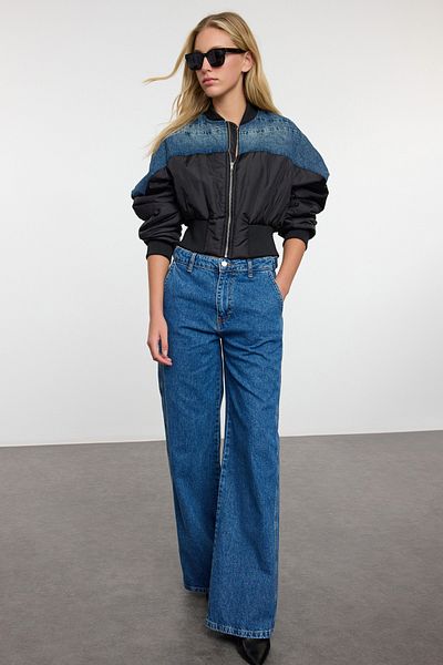 Trendyol Collection Blugi albaștri - mai suspendați cu picioare largi, cu talie înaltă și detaliu de buzunar TWOAW25JE00242