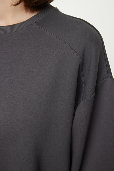 Trendyol Collection Antracitové, uvolněné, rovné mini pletené šaty - TWOAW25EL00231