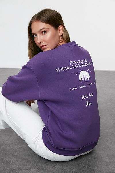 Trendyol Collection Pletená mikina Purple Fleece Oversize Slogan - Twoaw25Sw00210