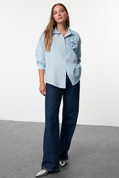 Trendyol Collection Cămașă oversize cu croială largă, albastru deschis, cu detaliu trandafir în față TWOAW25GO00044