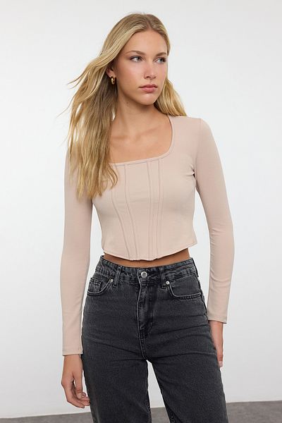 Trendyol Collection Πλεκτή μπλούζα με τετράγωνο γιακά σε μπεζ - Εφαρμόσιμη, ραμμένη κούνια Twoaw25Bz00237