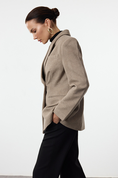 Trendyol Collection Nerzfarbener, zweireihiger, gewebter Blazer mit Verschluss TWOAW25BC00011
