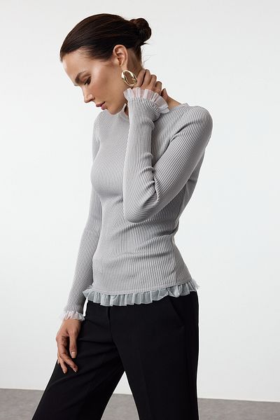 Trendyol Collection Dünner Strickpullover in Grau - Tülldetails, Twoaw25Kz00124