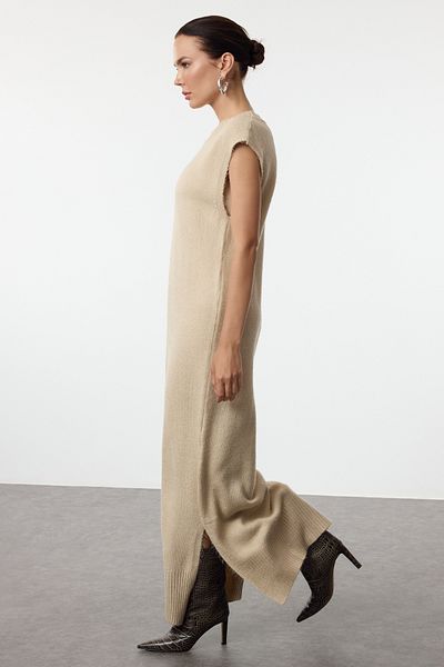 Trendyol Collection Μπεζ Maxi Knitwear Gilet φόρεμα - Λεπτομέρεια με απαλή υφή και σκίσιμο TWOAW25EL00022