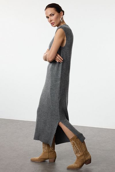 Trendyol Collection Maxi hosszúságú antracit kötött, aranyozott ruha - puha textúra és hasított részletek TWOAW25EL00022