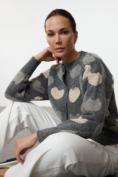 Trendyol Collection Kardigan s antracitovým úpletem - srdce Detailní TWOAW25HI00234