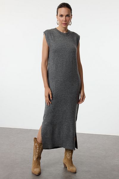 Trendyol Collection Maxi hosszúságú antracit kötött, aranyozott ruha - puha textúra és hasított részletek TWOAW25EL00022