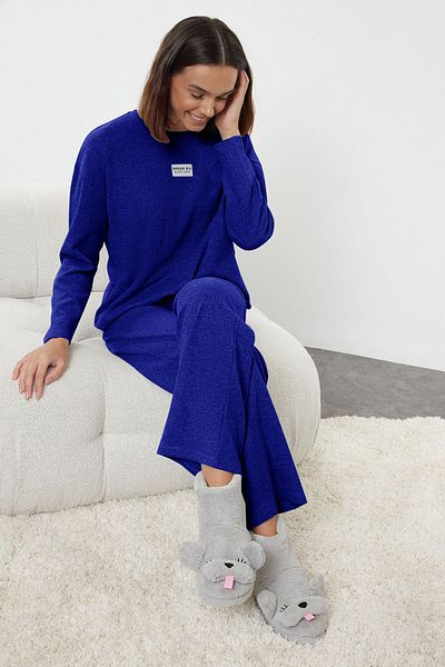 Trendyol Collection Gofri szövet kötött pizsama szett - Saks szlogen címke THMAW25PT00022
