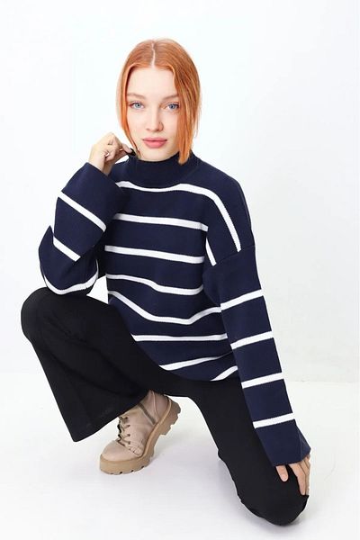 Get Crazy Pulover oversize pentru tricotaje cu dungi pentru damă - pe jumătate cu gât roscat