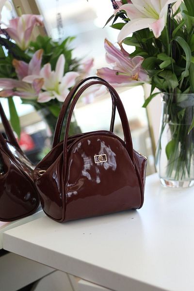 Moom Bag Γυναικεία τσάντα ώμου από λουστρίνι μπορντό με διπλή λαβή