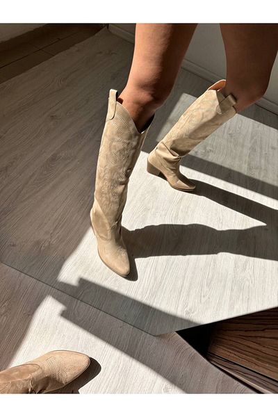SHOEBOURNE Cizme lungi în stil occidental brodate din piele intoarsa bej