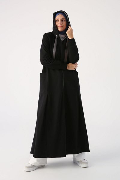 ALLDAY Schwarze, mit Wildleder verzierte Abaya mit Kapuze