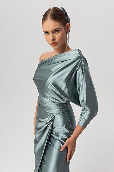 Sarı Etiket Večerní šaty na jedno rameno