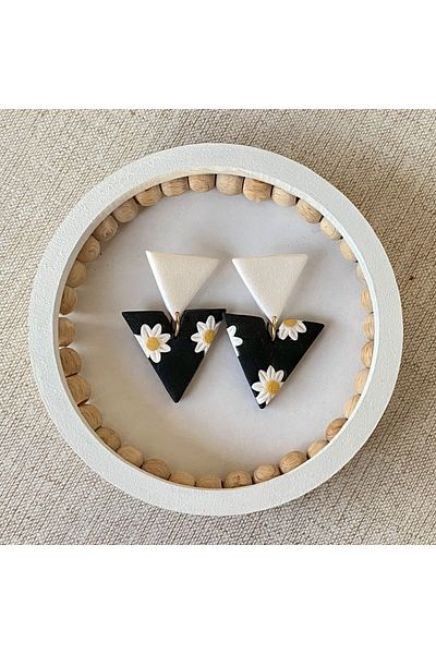 KARYA Daisy Pattern V Earrings