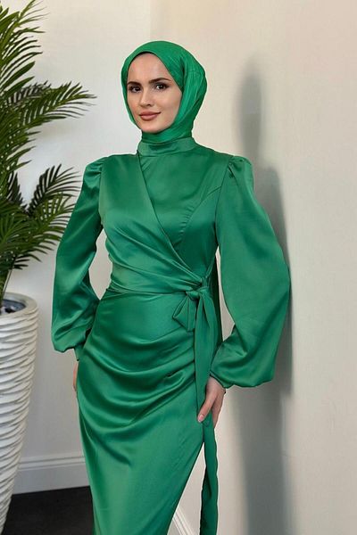 MERVEN AKYÜZ Βραδινό φόρεμα Benetton Fish Satin - Orlenda Drape Λεπτομέρεια