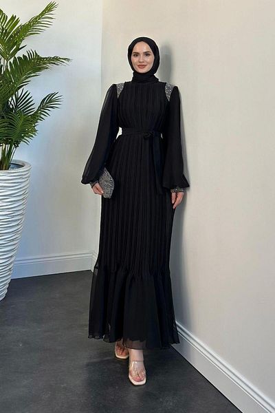 MERVEN AKYÜZ Μαύρο βραδινό φόρεμα Aphrodite Janjan με πέτρινη λεπτομέρεια - λαιμό και ώμους