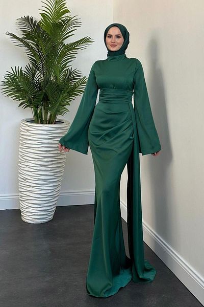 MERVEN AKYÜZ Σμαραγδένιο βραδινό φόρεμα Arabella Satin Cape Fish