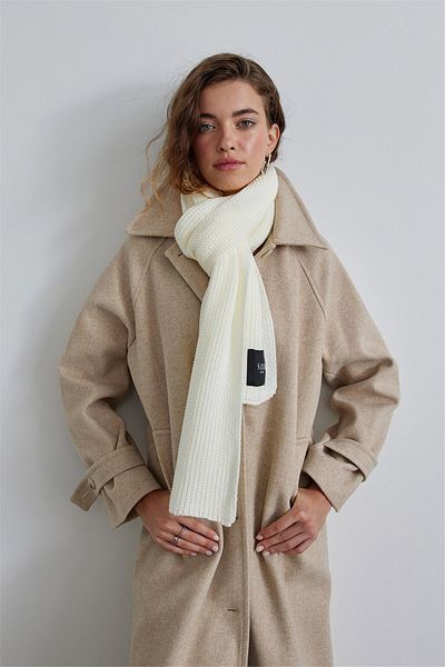 Suud Collection Ecrufarbener, einfarbig geflochtener Strickschal