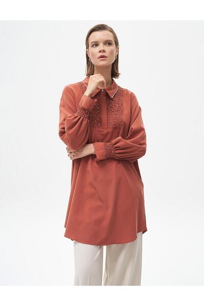 Kayra تونيك بياقة قميص مطرز بالأحجار بلون الطوب