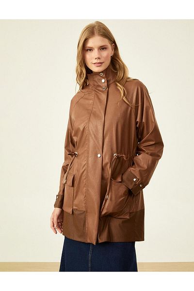 Kayra Trenci din piele artificială Camel - Guler vertical și detaliu plasă