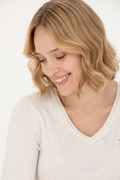 U.S. Polo Assn. سترة نسائية أساسية ذات رقبة على شكل حرف V كريمية 50269018 -VR159