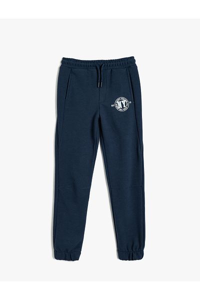 Koton College-Aufdruck – Taillengebundene Jogginghose und Taschendetail