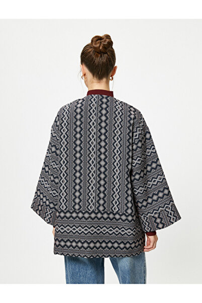 Koton Melis Ağazat X Koton – Kimono mit weiten Ärmeln und ethnischem Muster