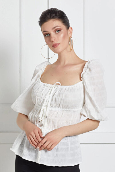 SERPİL Ön Ve Sırt Dekolteli Fırfırlı Kare Yaka Yarım Kol Bluz