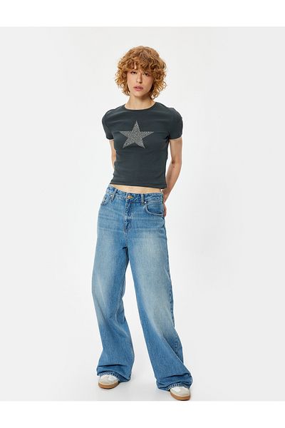 Koton Slim Fit T-Shirt mit Rundhalsausschnitt, Stern-Print und Steindetails