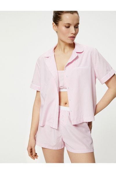 Koton Pyjamaoberteil mit Hemdkragen und kurzen Ärmeln und Tasche mit Knopfleiste