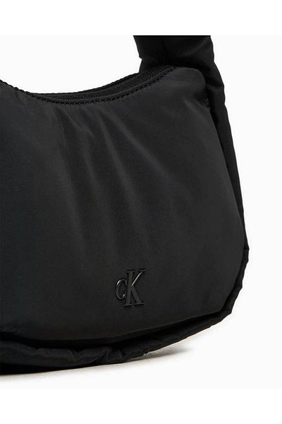 Calvin Klein حقيبة كتف صغيرة من الجينز Omuz chantası