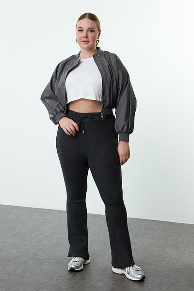 Trendyol Curve Graue Hose mit spanischem Bein und hoher Taille – TBBAW25AR00011