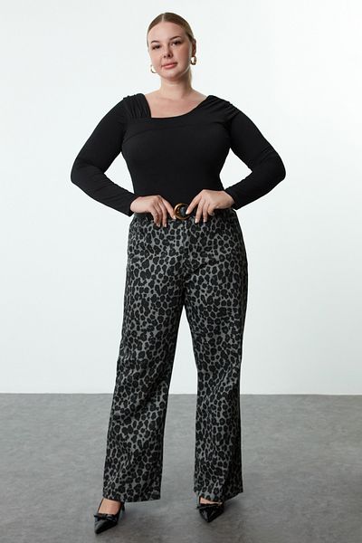 Trendyol Curve Schwarzer Strickbody mit asymmetrischem Kragen – TBBAW25CS00005