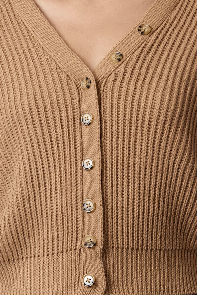 Trendyol Collection Kardigan z dzianiny w kolorze camelowym z dekoltem w serek - Twoaw25Hi00073