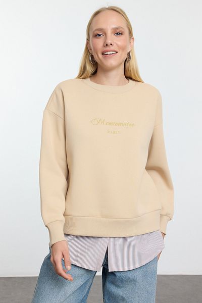 Trendyol Collection Béžová mikina s potiskem Slogan - Pohodlný střih s popelínovým detailem Twoaw25sw00027