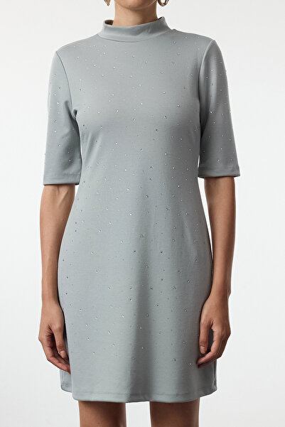 Trendyol Collection Mini tužkové šaty s krátkým rukávem zdobené světle antracitovými drahokamy – styl skater Twoaw24El00395