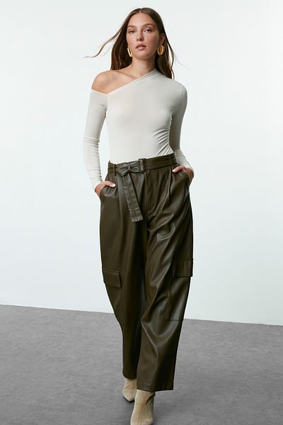 Trendyol Collection Asymmetrischer Kragen und Stretch-Strickbody mit schmalem Design in Stein - Twoaw22Bd0178
