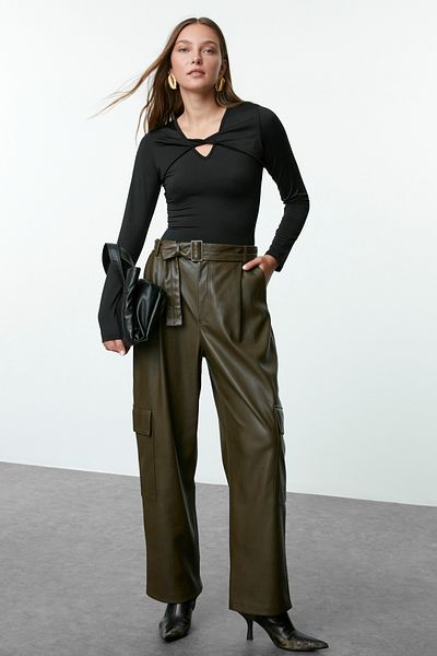 Trendyol Collection Elastyczne czarne dzianinowe body z dekoltem w serek - wycięcie z detalami, zapięcie na zatrzask Twoaw25Bd00020