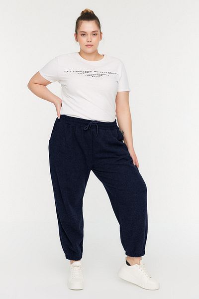 Trendyol Curve Marineblaue, dünne, gestrickte Jogginghose TBBAW23AJ00000