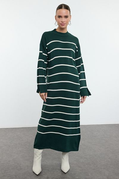Trendyol Modest Tmavě zelené pruhované úpletové šaty s detailem rozparku - Tctaw24eb00018
