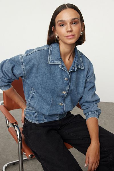 Trendyol Collection Синя джинсова куртка-бомбер з корсетною талією TWOAW25CE00053