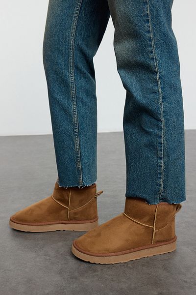 TRENDYOL SHOES Кафяви дамски ботуши с подплатена кожа и кръгли пръсти с плосък ток TAKAW25BO00029